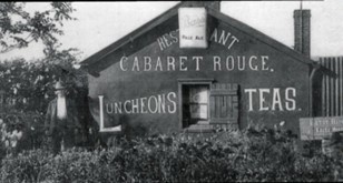 Black and white photo of the Cabaret Rouge café in 1914.