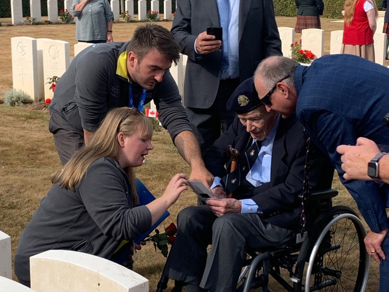 CWGF guides speak to a British WW2 veteran in a CWGC cemetery