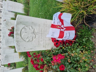 Headstone of Robert Waring with Canadian Maple Leaf inscription. An Ulster flag has been left on the grave.