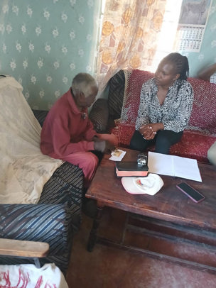 Kenyan WW2 veteran Kilion Onyuka being interviewed by student Laura Oweda in Kisumu County